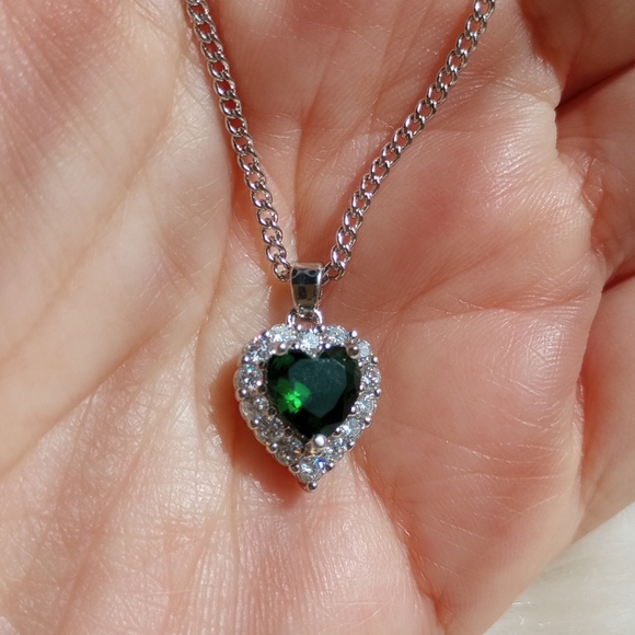Elegant Silver and Green Heart Necklace - Picture 17 of 17